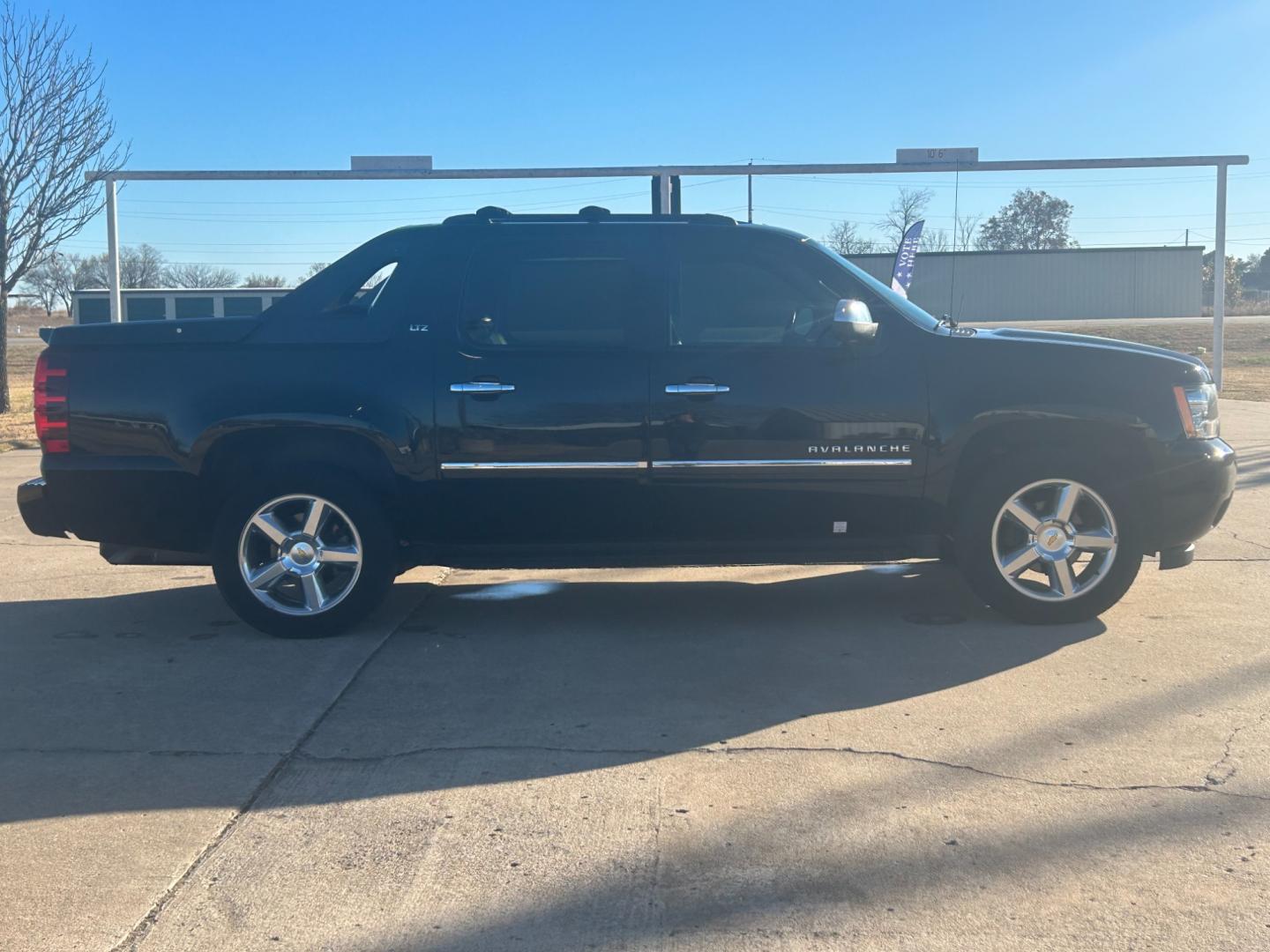 2012 BLACK /BLACK Chevrolet Avalanche LTZ (3GNTKGE75CG) with an 5.3L V8 OHV 16V FFV engine, AUTOMATIC transmission, located at 17760 Hwy 62, Morris, OK, 74445, (918) 733-4887, 35.609104, -95.877060 - 2012 CHEVROLET AVALANCHE LTZ HAS A 5.3L V8 ENGINE AND IS 4WD. THIS TRUCK IS BI-FUEL WHICH RUNS ON BOTH CNG(COMPRESSED NATURAL GAS) OR GASOLINE, IT FEATURES KEYLESS ENTRY REMOTE, REMOTE START, POWER LOCKS, POWER WINDOWS, POWER SEATS, POWER MIRRORS, POWER ADJUSTABLE FOOT PEDAL, AM/FM STEREO, CD PLAYER - Photo#3